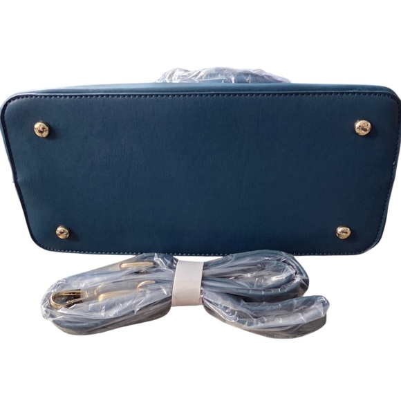 NWT Badgley Mischka Quilted Shoulder Bag with Gold Details - Picture 4 of 8